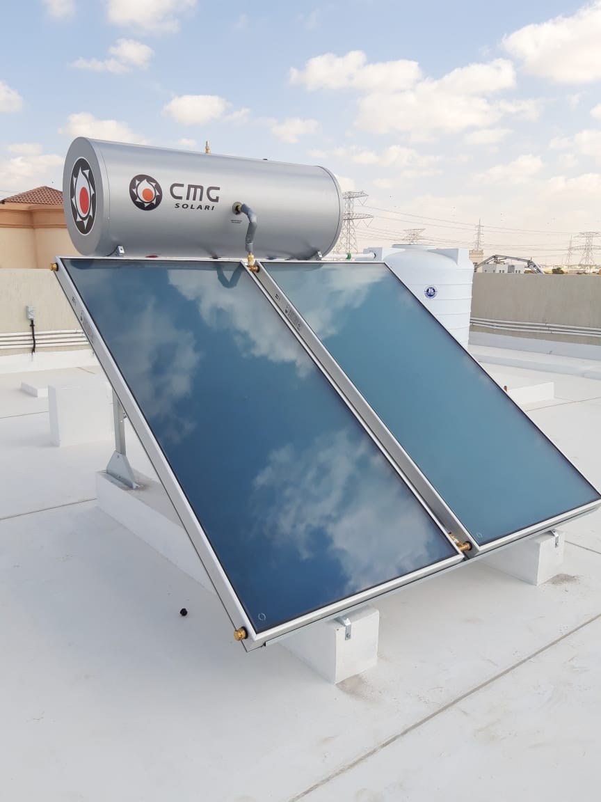 Riscaldatore solare di acqua installato sul tetto di tegole di casa per il  riscaldamento ecologico di acqua. Grandi serbatoi d'acqua Foto stock - Alamy
